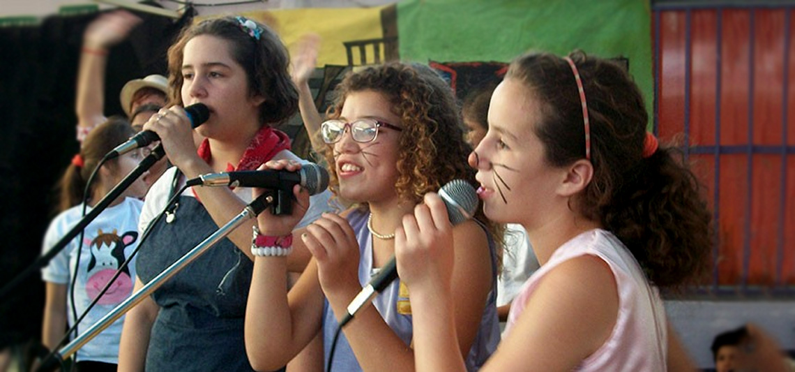 Tres chicas cantando